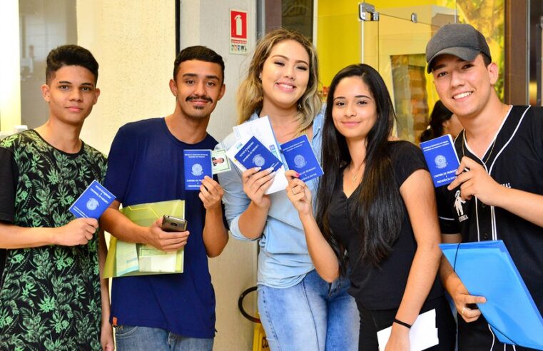 Vinte e cinco jovens contratados para o Programa Jovem Aprendiz, em São João da Barra