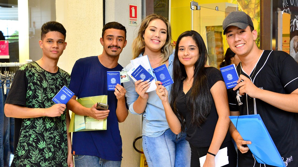 Vinte e cinco jovens contratados para o Programa Jovem Aprendiz, em São João da Barra