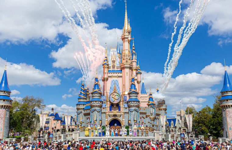 Funcionários da Disneyland Paris fazem greve por reajuste e tomam castelo