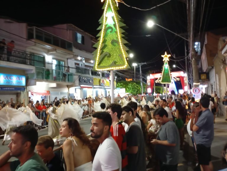 Parada Natalina com muita animação e distribuição de brinquedos na noite de Natal